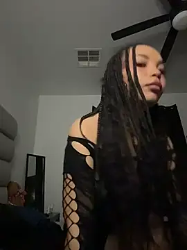 nikkiloveee: διαδικτυακό σόου στην κάμερα