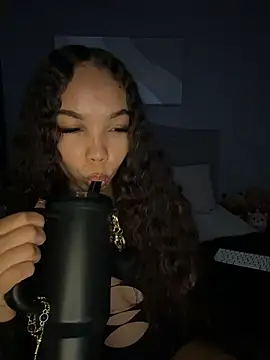nikkiloveee's Webcam Show