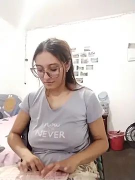 bellastorme04 Adlı Modelin Canlı XXX Sohbeti