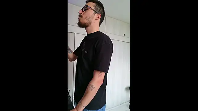 J-Moo: διαδικτυακό σόου στην κάμερα