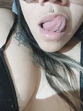 Camilu23 Show in webcam