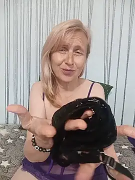 Pokazy przed kamerką – TrinaAdair