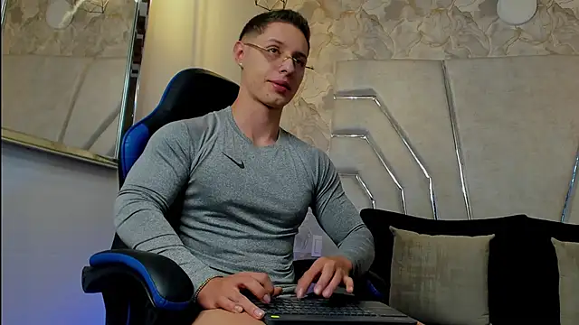 MAXTHOMSON Adlı Modelin Web Kamerası Şovu