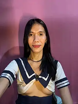 Show modela LoveRUBY143 na web-kameri