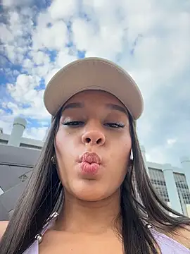 Brunettecollins05 Show in webcam