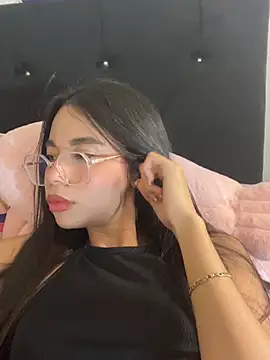 Milleradhara24 Adlı Modelin Canlı XXX Sohbeti