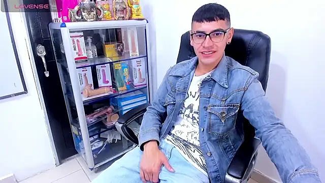Show modela Alexx_bigcockk na web-kameri
