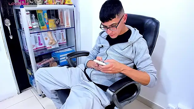 Alexx_bigcockk 网络视讯表演