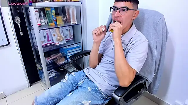 Alexx_bigcockk webkamerás műsora