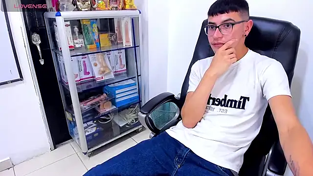 Alexx_bigcockkのウェブカメラショー