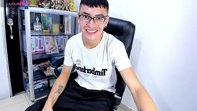 Alexx_bigcockkのウェブカメラショー