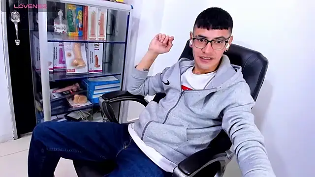 Show modela Alexx_bigcockk na web-kameri