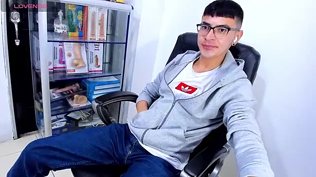 Alexx_bigcockkのウェブカメラショー