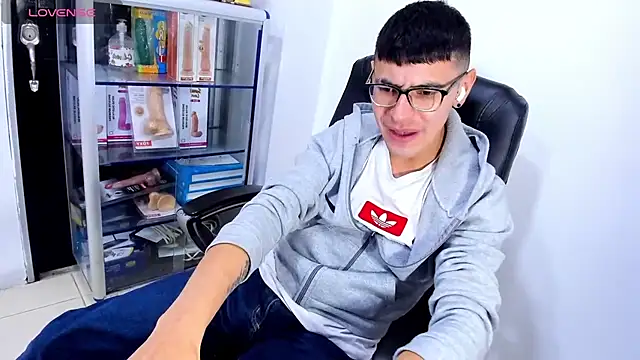 Alexx_bigcockk 网络视讯表演