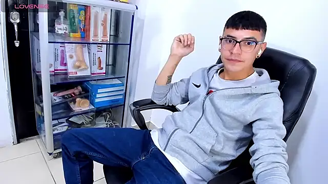 Alexx_bigcockk Adlı Modelin Web Kamerası Şovu