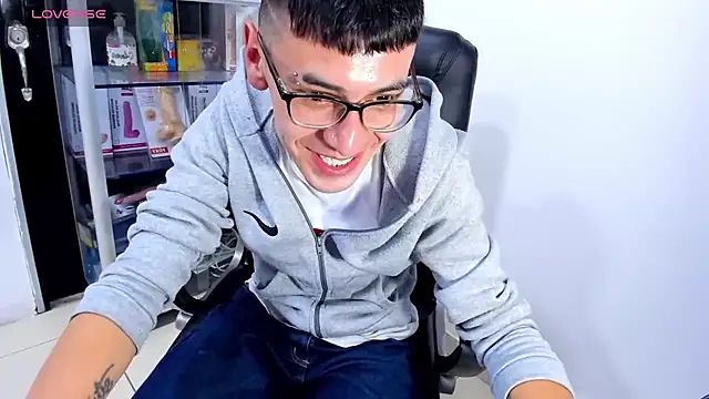 Pokazy przed kamerką – Alexx_bigcockk