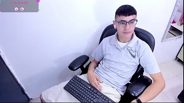 Show modela Alexx_bigcockk na web-kameri