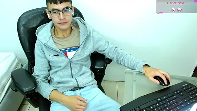 Show modela Alexx_bigcockk na web-kameri