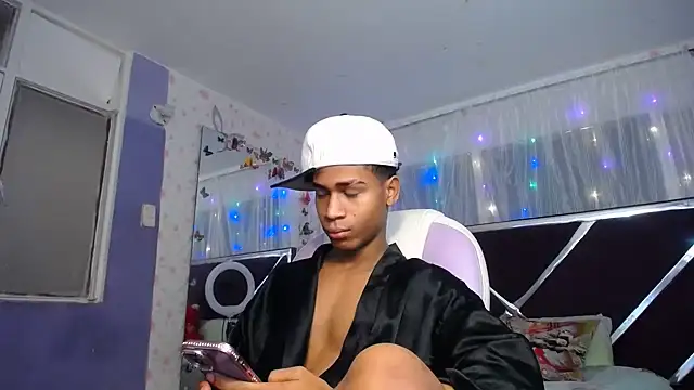 Santy_bigcock_01's Webcam Show