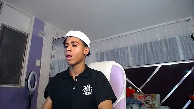 Santy_bigcock_01 webkamerás műsora