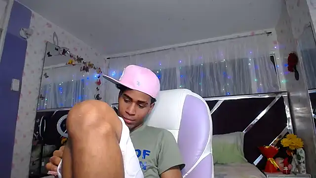 Santy_bigcock_01's Webcam Show