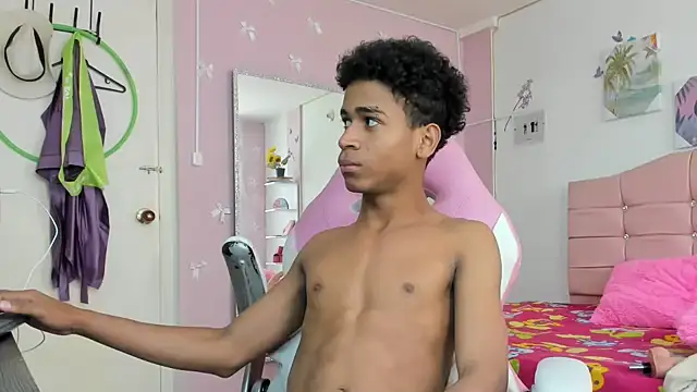 Santy_bigcock_01 webkamerás műsora