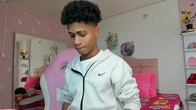 Show modela Santy_bigcock_01 na web-kameri