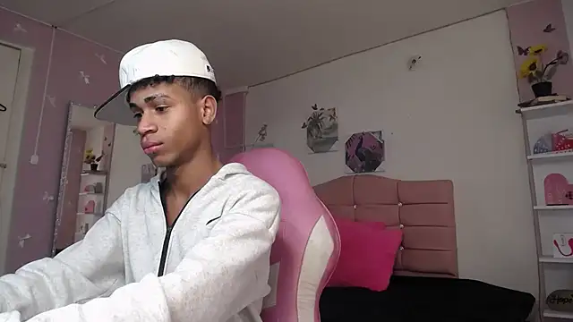 Santy_bigcock_01 Adlı Modelin Web Kamerası Şovu