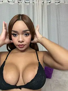 Show modela ItsKimHere na web-kameri