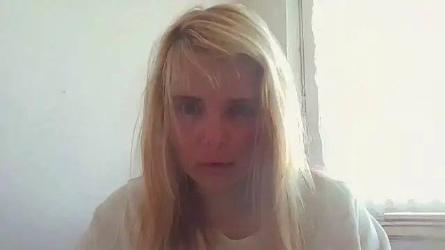 HornyElena élő XXX-chatje