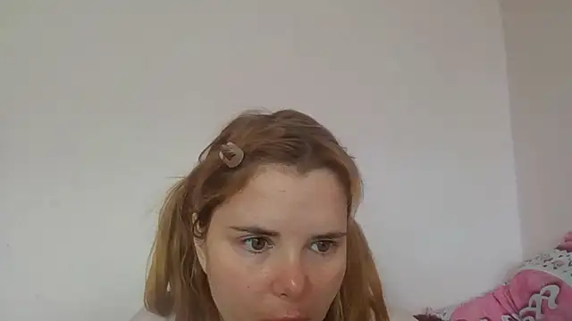 แชท XXX สดของ HornyElena