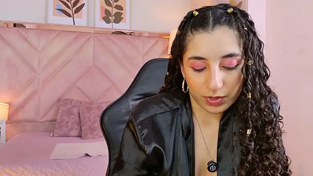 צ'אט XXX בשידור חי של DemiJones_