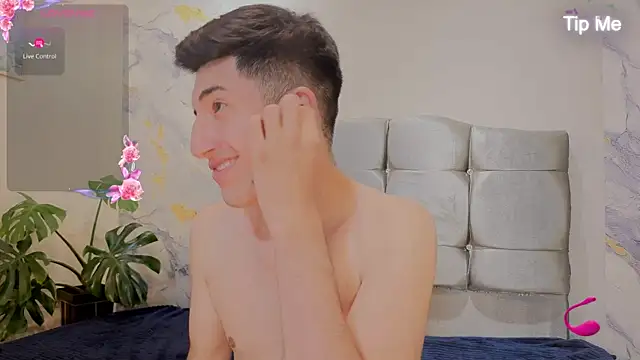 Un_Sluttyy: διαδικτυακό σόου στην κάμερα