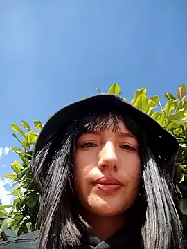 Luna_juicy Show in webcam