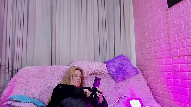 karlaanqui1 Adlı Modelin Canlı XXX Sohbeti