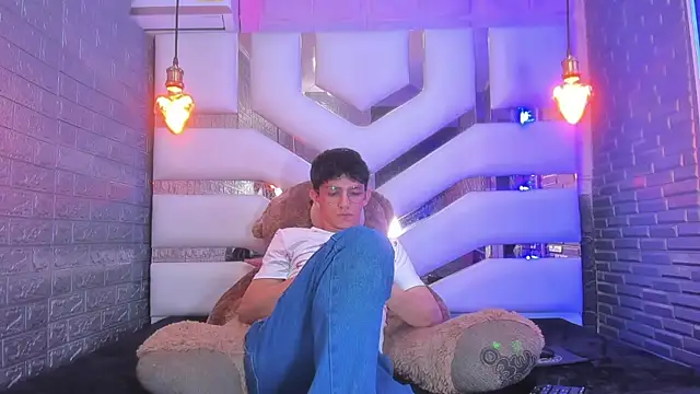 ElanGiraldo Show in webcam