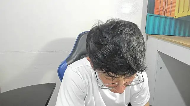 Show modela ElanGiraldo na web-kameri