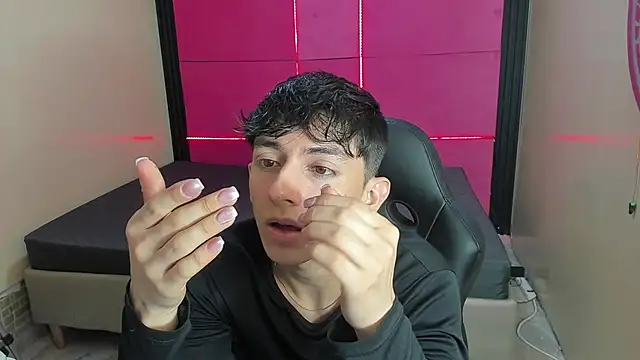 Show modela ElanGiraldo na web-kameri