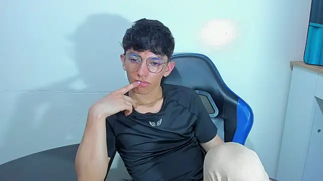 Show modela ElanGiraldo na web-kameri