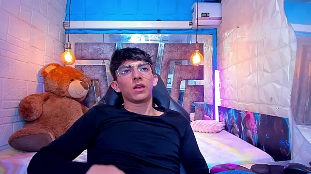 ElanGiraldo Show in webcam