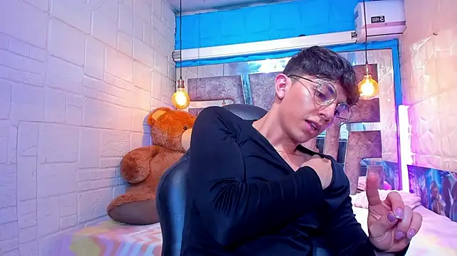 Show modela ElanGiraldo na web-kameri