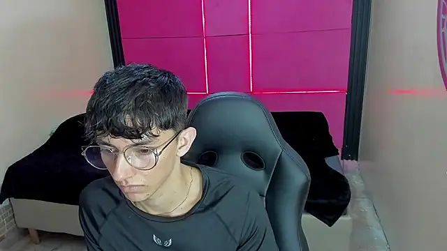 Show modela ElanGiraldo na web-kameri