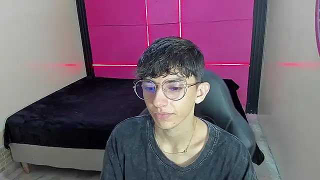 Show modela ElanGiraldo na web-kameri
