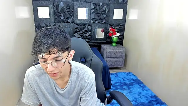 ElanGiraldo Show in webcam
