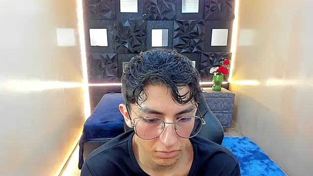 ElanGiraldo Show in webcam