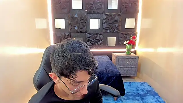 Show modela ElanGiraldo na web-kameri