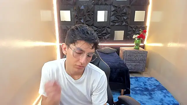 ElanGiraldo Show in webcam