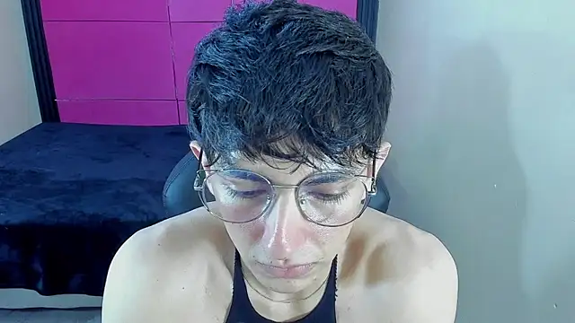 ElanGiraldo Show in webcam