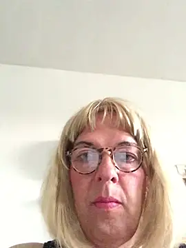 simone_xdressing Show in webcam