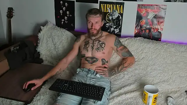 Huntall77 Show in webcam